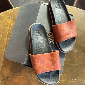 FRYE leather slides US9.5